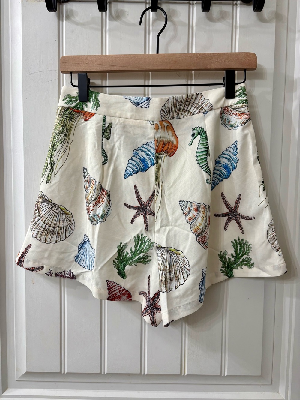 Commense Cream Seashell-Print Women's high waist shorts